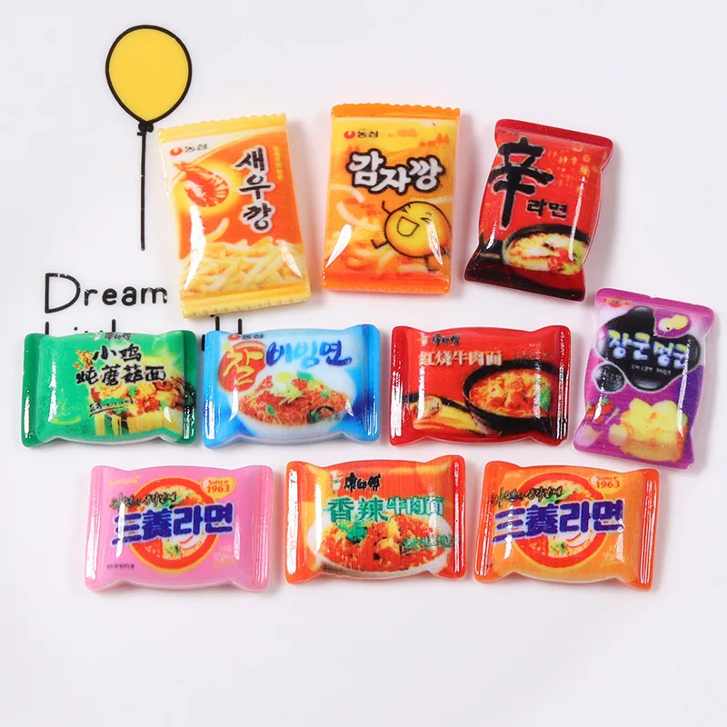 100 stücke schöne koreanische Nudeln Flatback Harz DIY Handwerk Miniatur Puppenhaus Skala Mini