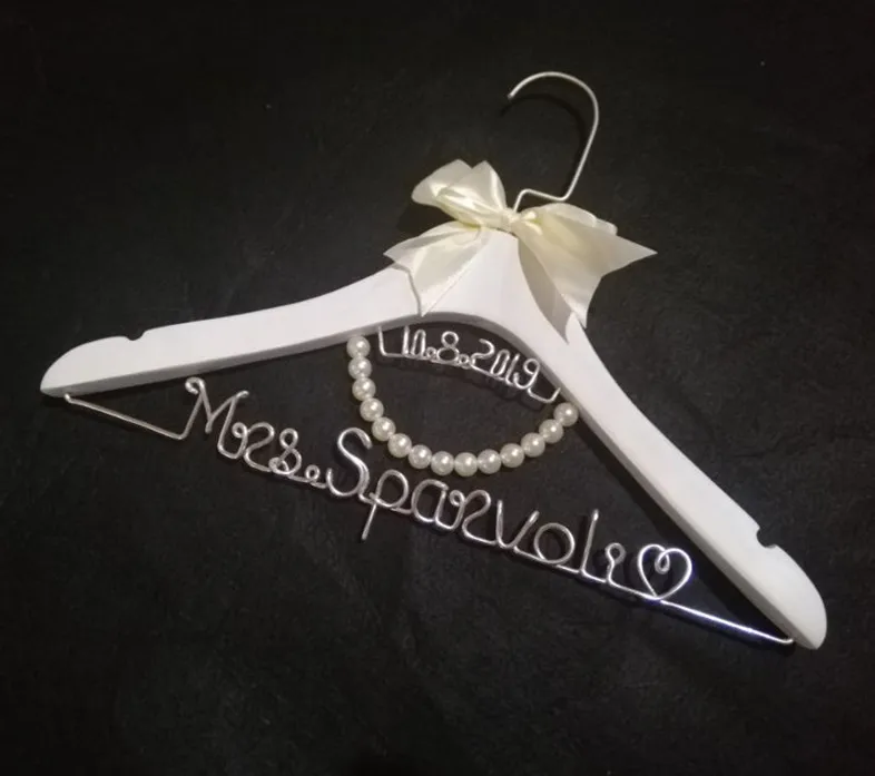 Personalisierte Hochzeit Braut Kleiderbügel Kleid Weiß Aufhänger mit Pearl Individuelle Draht Name