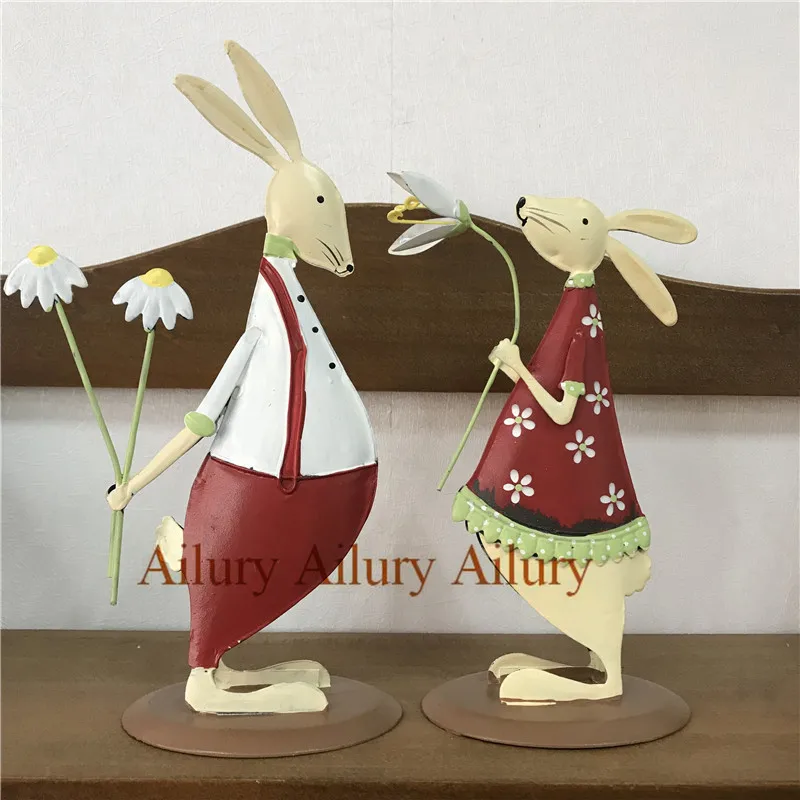 Rotes schüchternes süßes Kaninchen, doppelseitiges smll buny, Ostern, das Blumen hält, Hochzeits