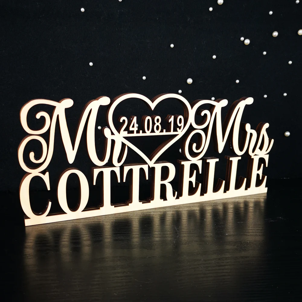 Benutzerdefiniertes Hochzeitstischschild aus Holz mit Nachname und Datum, Hochzeitstorte,