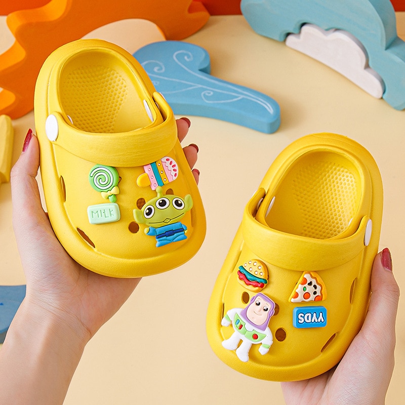 Hot children's slippers baby items Summer new anti-skid cartoon hole shoes Sneakers home beach shoes Baotou sandals for bab