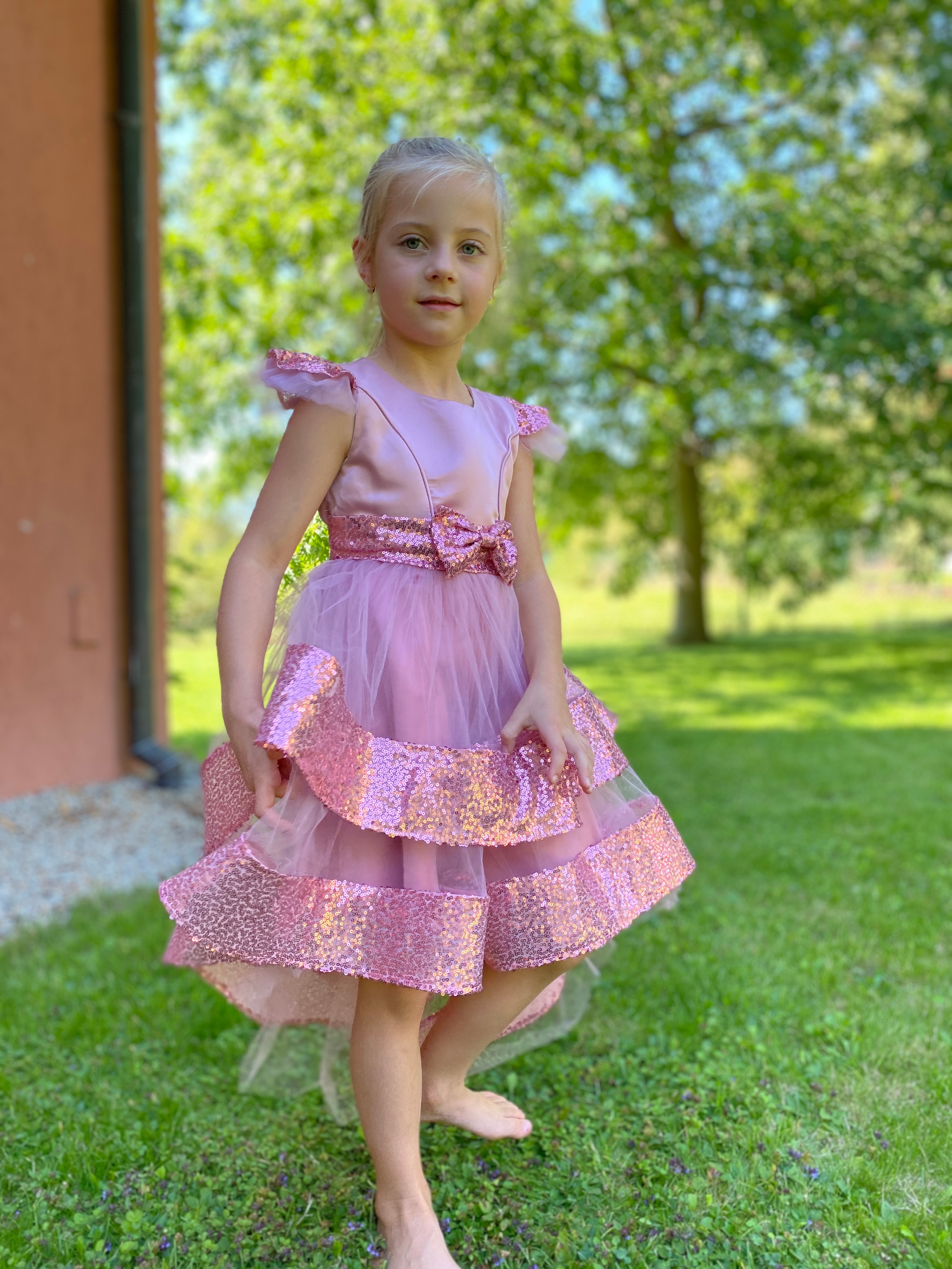 Fluffy Children Sequin Mesh Dress With Beautiful Girl Bow Princess Costume Suitable For Party Performances Wear