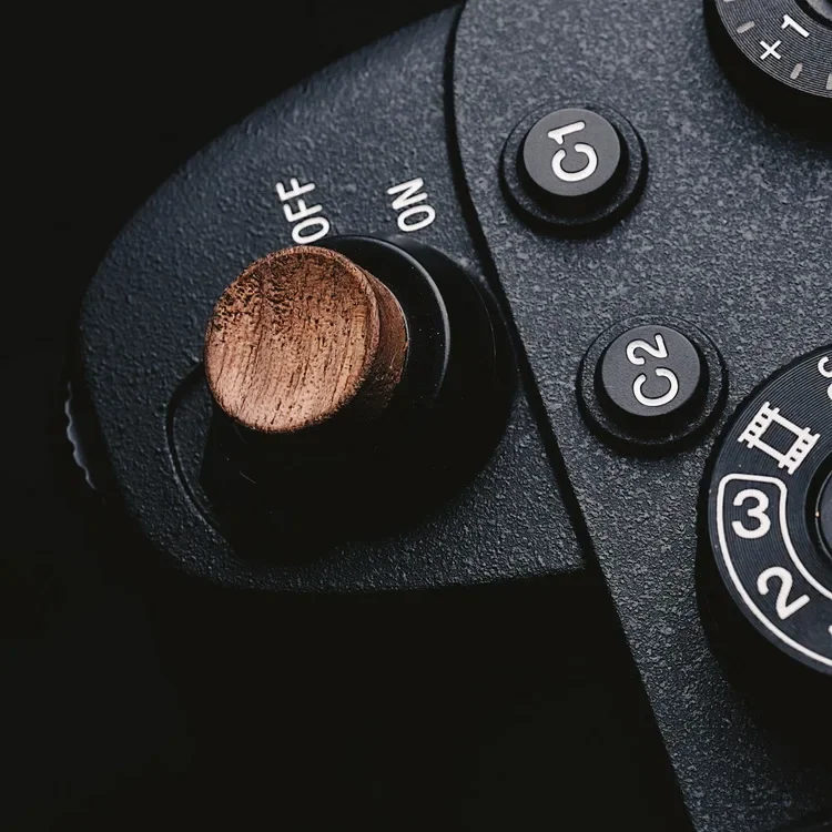 Holz-Auslöser mit Aufkleber für Sony A9 A7m3 A7RIII ILCE-7RM3 A7R MKIII A7C A7CII A6700 A7CR