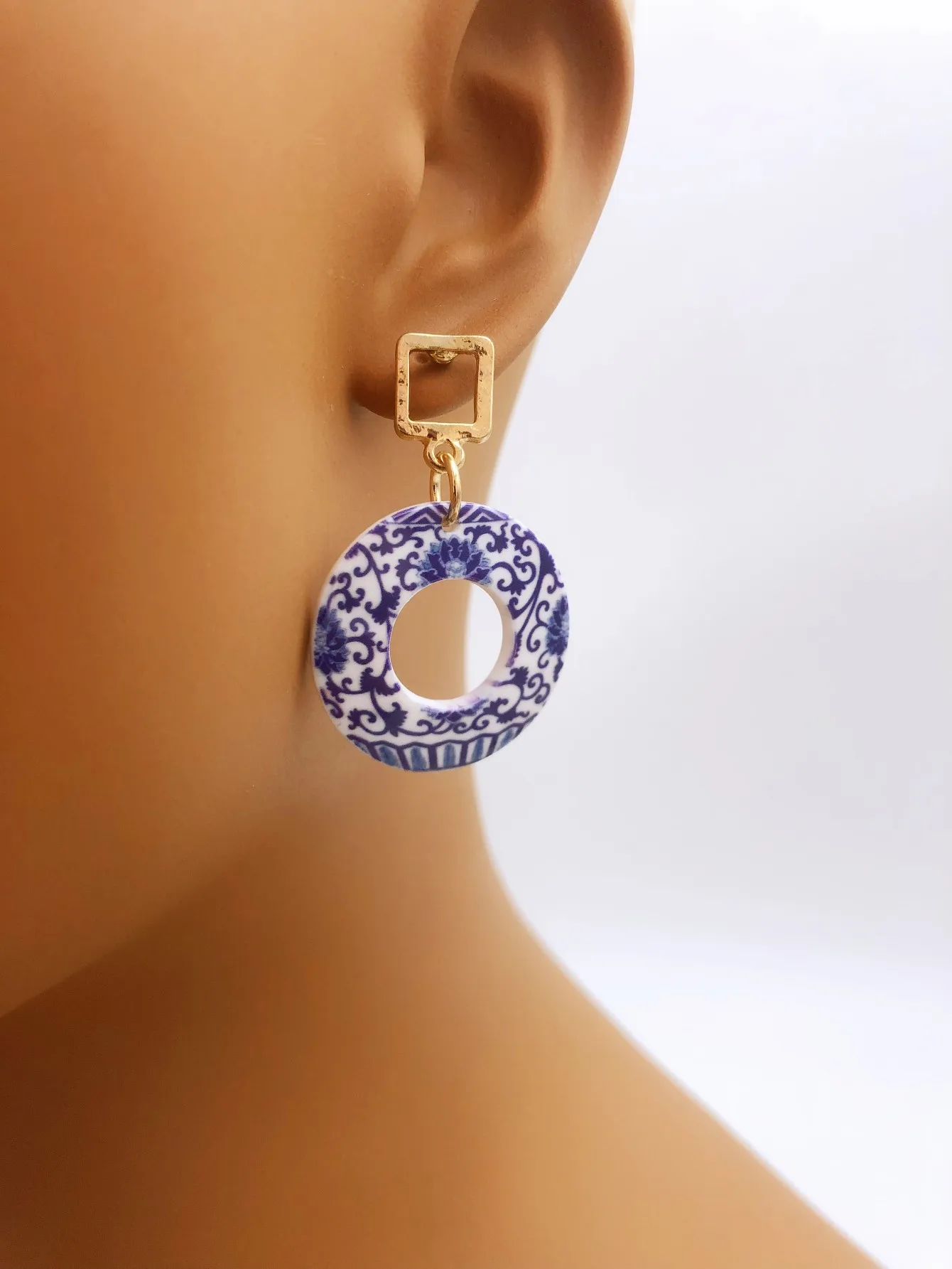 Fashionable Printed Blue-and-White Porcelain Acrylic Round Earrings for Women
