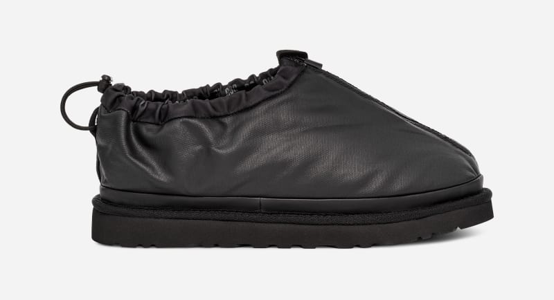 UGG® Tasman Shroud Zip in Black, Size 8