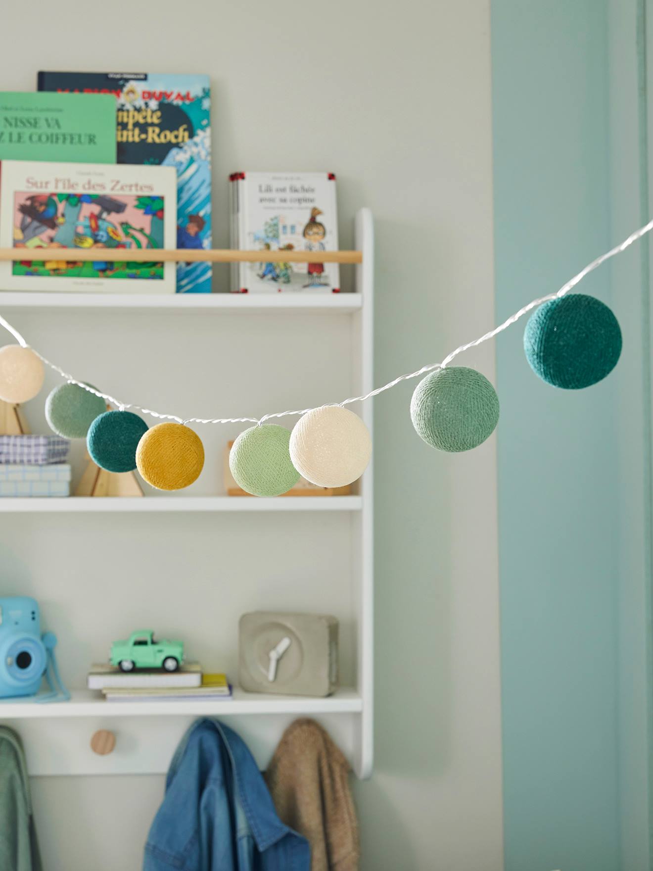Light-Up Bauble Garland with Switch sage green