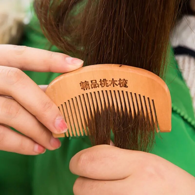 1Pc 8.7cm Natural Peach Wood Thickened Curved Pocket Hair Comb Massage Anti-Static Fine-Tooth Salon Styling Tool Hairdressing