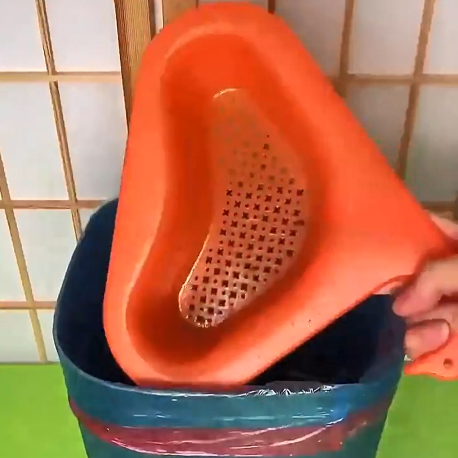 Sink Strainer Fruit Vegetable Drainer Basket Kitchen Waste Filter Basket Strainer Basket Triangle Storage Rack Kitchen Shelf