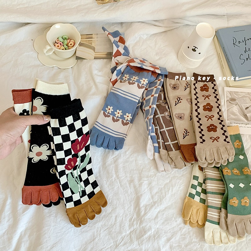 Womens Autumn And Winter Pure Cotton Five Finger Socks Printed Split Toe Socks Vintage Comfortable Socks