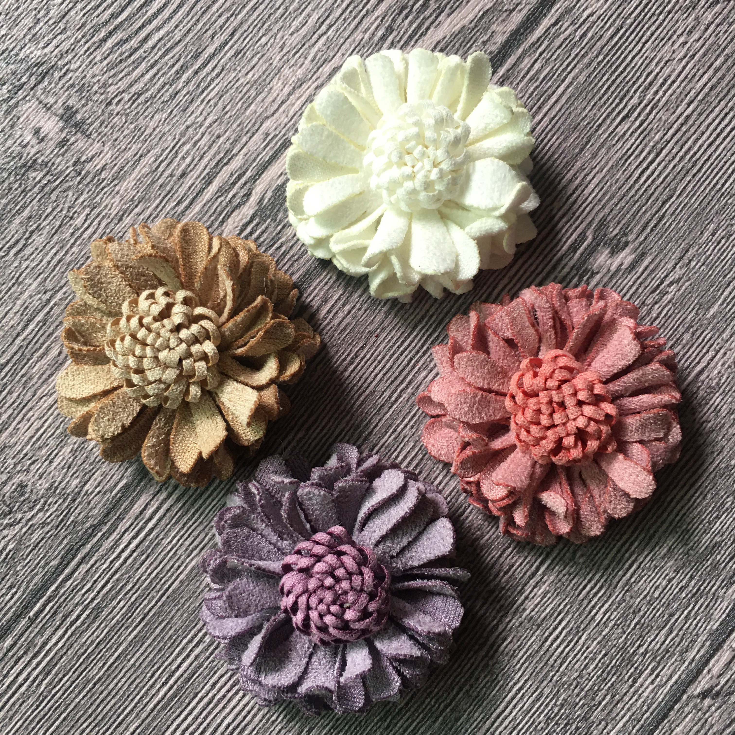 10pcs/Lot 40mm 2023 New Handmade Solid Daisy Flower For Dresses Apparel Decoration Fabric Flower With Stamen For Diy Accessory
