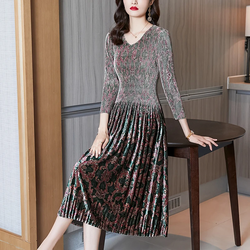 2023 Autumn/Winter New Three House Pleated Dress Women's Velvet Loose Size Printed V-neck Slim Fit Knee Length Dress