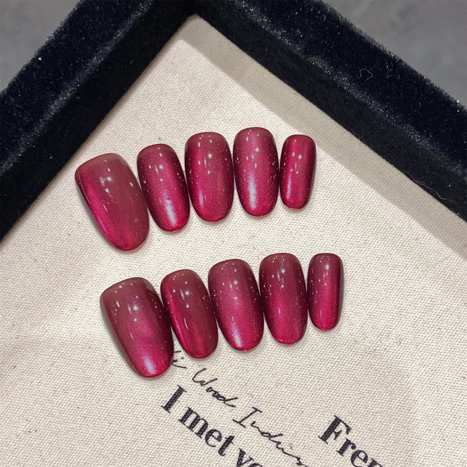 Glossy Red Handmade False Nails Nude Color Cat's Eye Press On Nails Full Cover Wearable Manicure Short Round Fake Nail Tips
