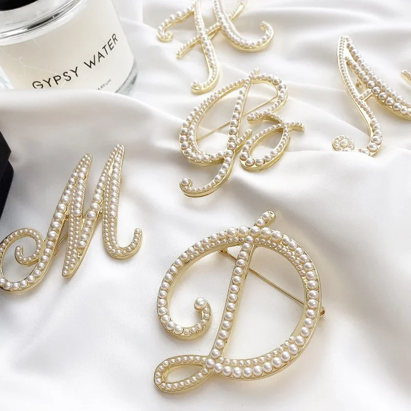 2020 Korea Fashion Vintage Pearl Letter Brooches Pins Metal Gold Color Women Sweater Suit Brooch