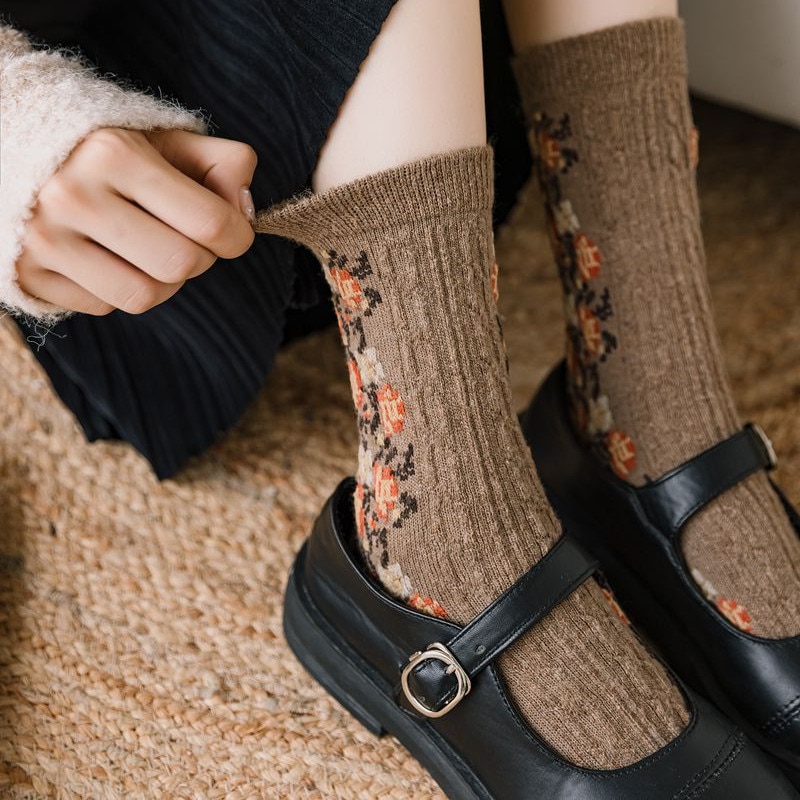 Winter Thick Keep Warm Woman Socks Cashmere Wool Thermal Cute Socks Women Flower Embroidery Harajuku Retro Streetwear Long Socks