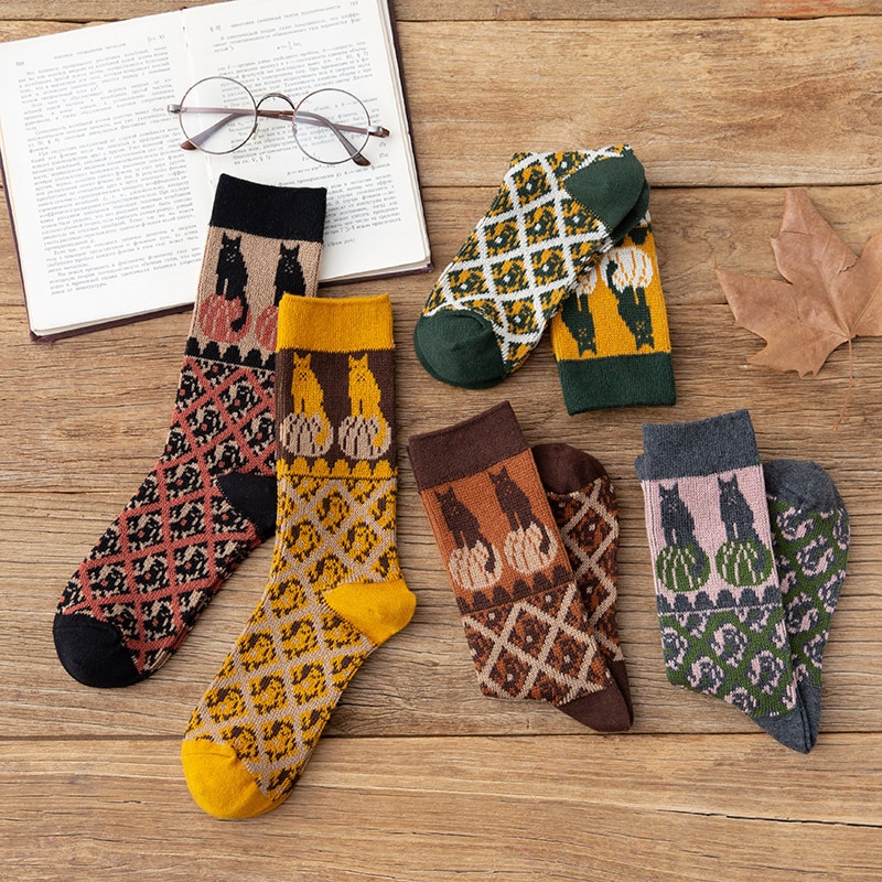 Women Socks 2021 Autumn New Fashion Cute Cat Retro Happy Socks Mid-Tube High Quality Korean Style Novelty Cartoon Socks Women