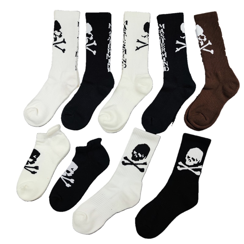 1 pair of men's mid-tube skull logo high-tube soles thickened sports socks black and white outdoor socks