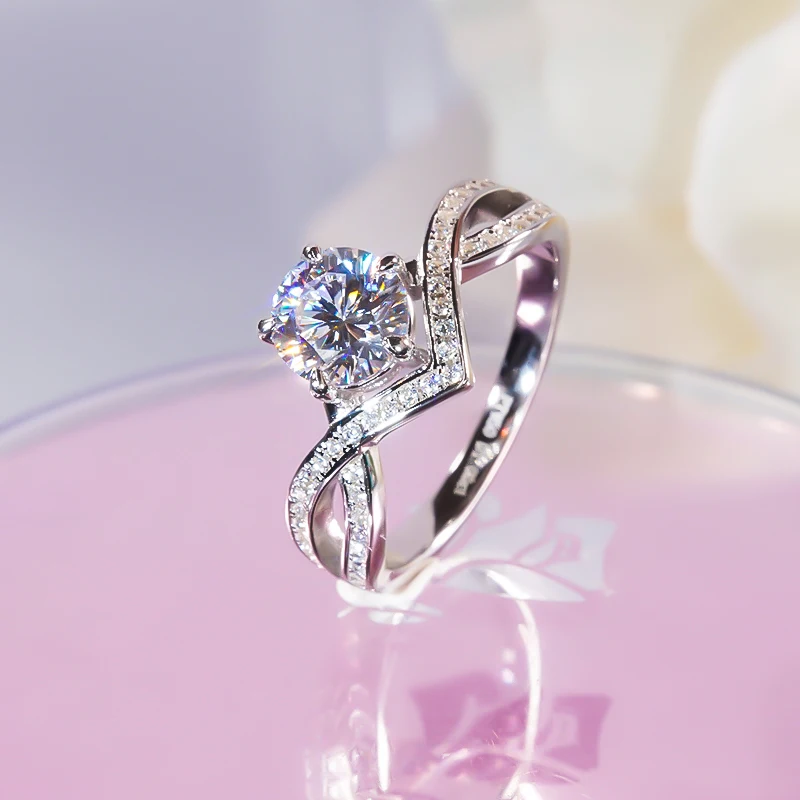 S925 Silver with Platinum Plated 1 Carat Moissanite Ring Female V Shaped Twist Arm Wedding Ring For