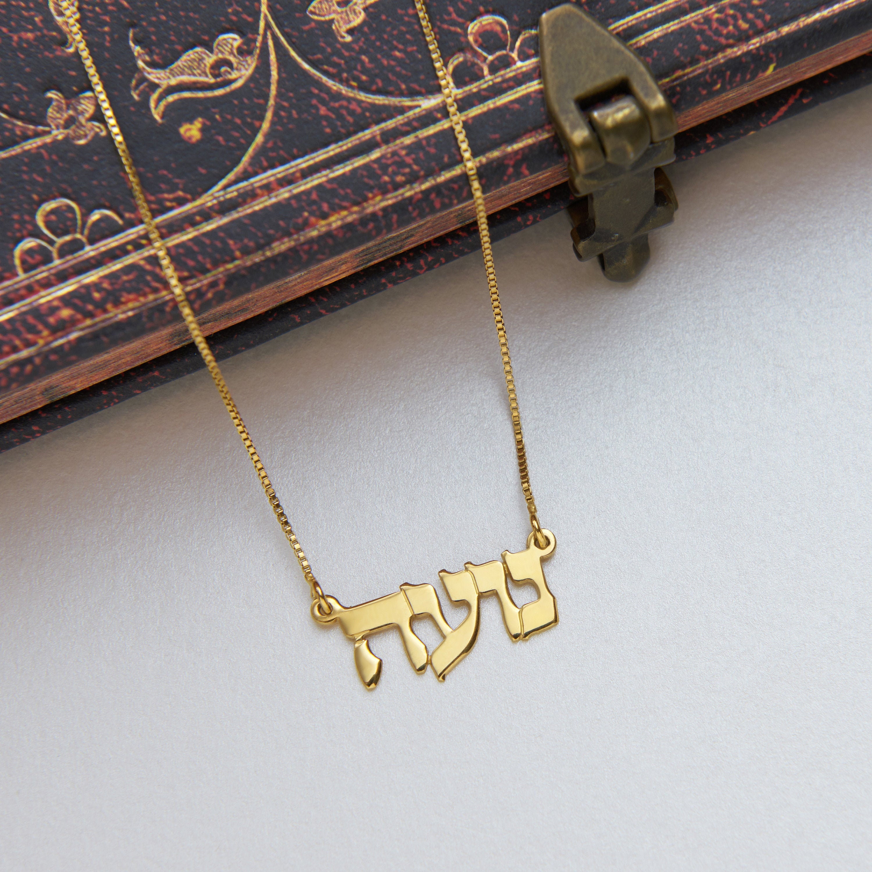 KristenCo Custom Custom Hebrew Name Necklace for Women Personalized Stainless Steel Box Chain Necklace Nameplate Jewelry Gift