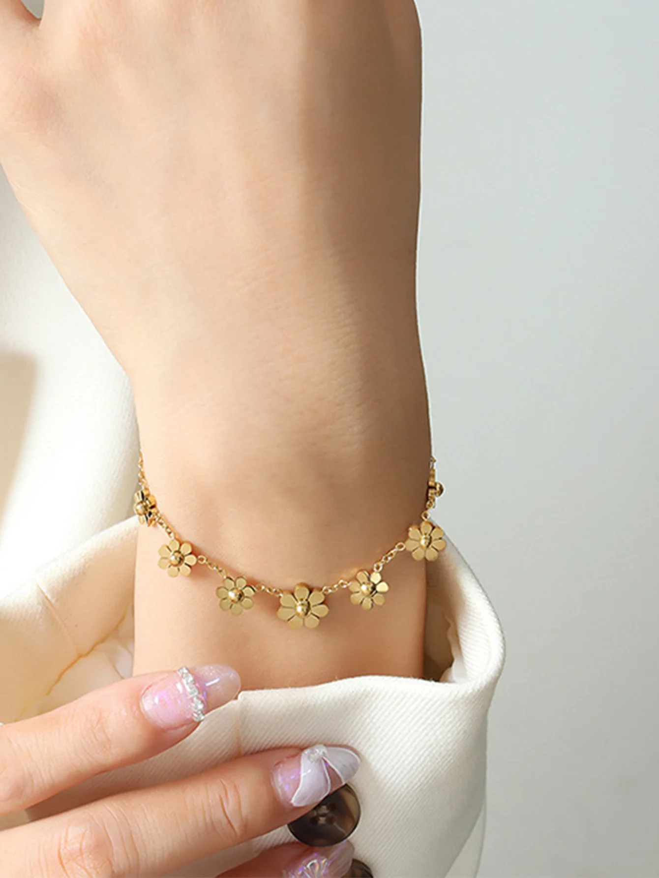 A Gentle Stainless Steel Small Flower Daisy Bracelet For Dating Women