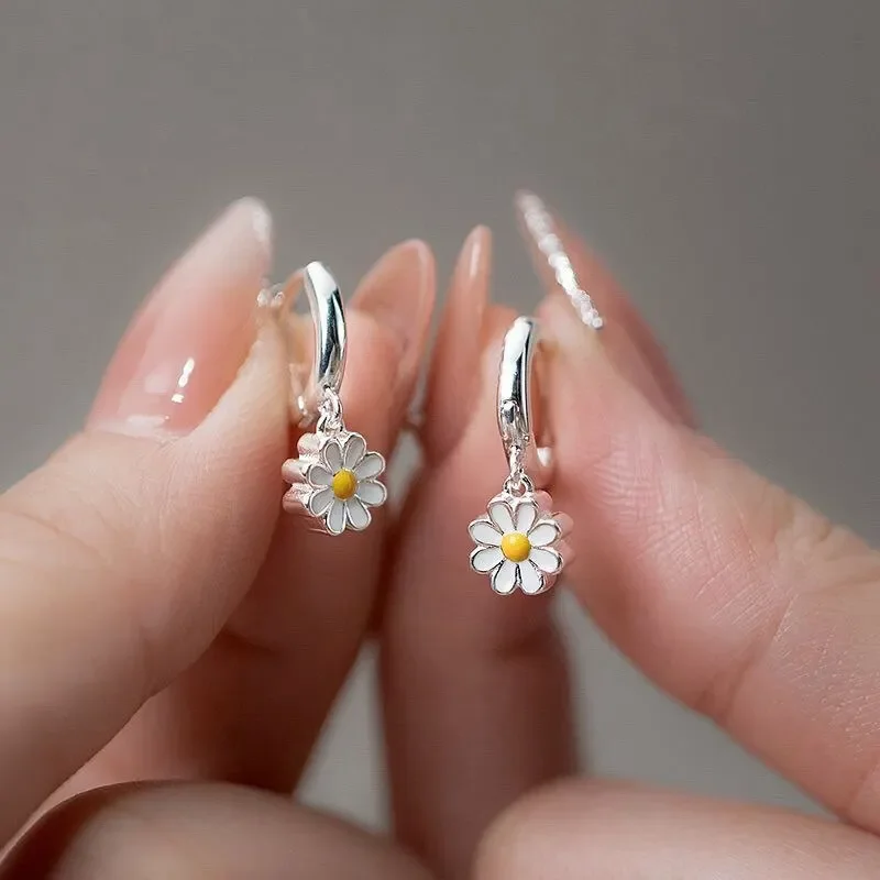 Sweet Daisy Flower Hoop Earrings For Women 2023 New Fashion Round Earrings For Wedding Party Korean