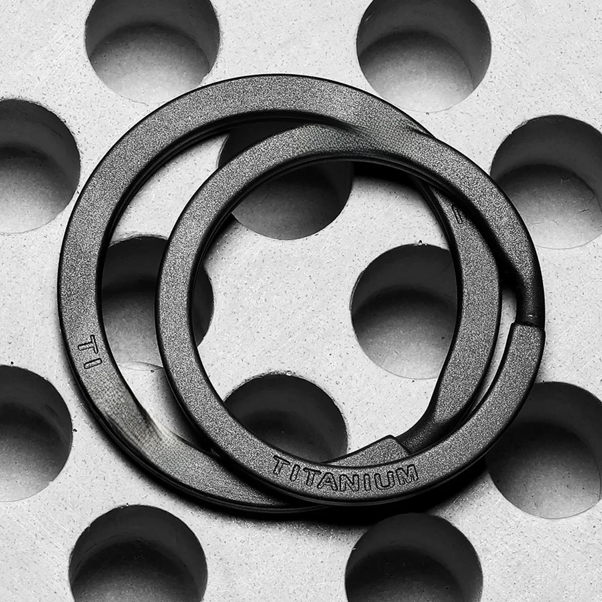 Black Titanium Keyring Car Men Flat Key Chain Rings Holder Lightweight EDC ARC Keychain Buckle for